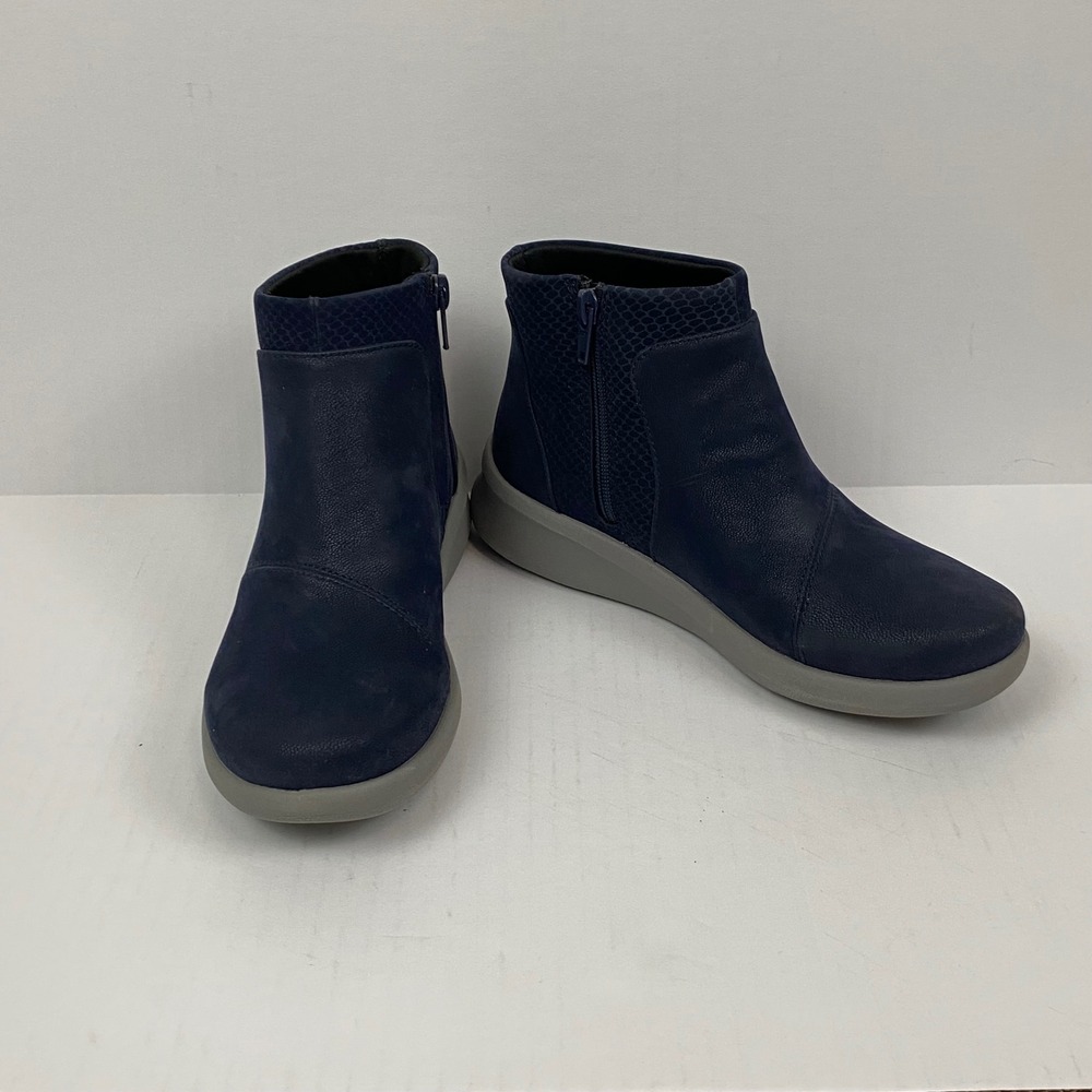 NIB Clarks Cloudsteppers Women's Size 5 Cushion Soft Navy Ankle Booties